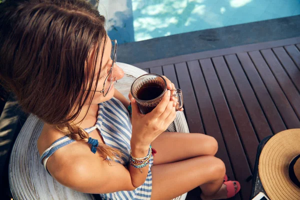 Giovane Donna Caucasica Seduta Patio Che Beve Caffè Nella Stagione — Foto Stock