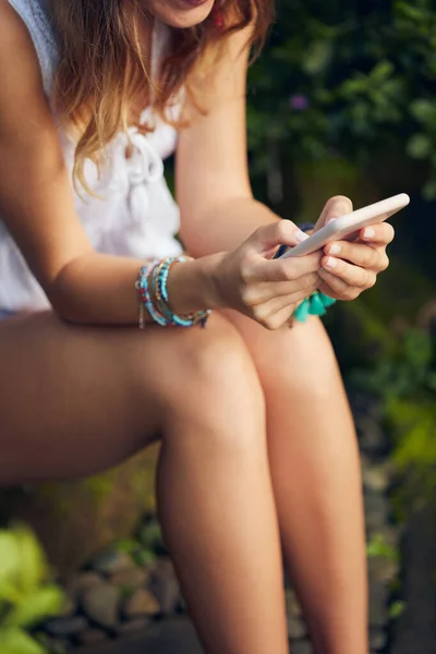 Blanke Jonge Vrouw Met Behulp Van Moderne Smartphone Oosterse Tuin — Stockfoto