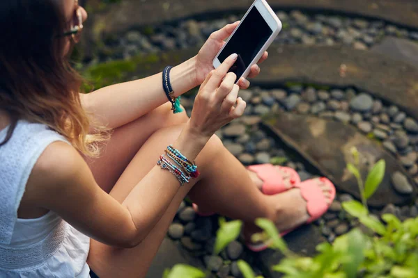 Καυκάσια Νεαρή Γυναίκα Που Χρησιμοποιεί Σύγχρονο Smartphone Στον Ανατολίτικο Κήπο — Φωτογραφία Αρχείου