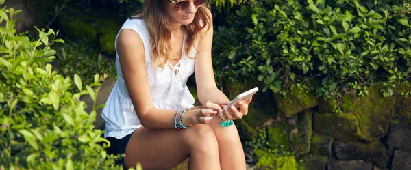 Mulher Jovem Caucasiana Usando Smartphone Moderno Jardim Oriental — Fotografia de Stock
