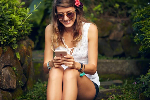 Mulher Jovem Caucasiana Usando Smartphone Moderno Jardim Oriental — Fotografia de Stock