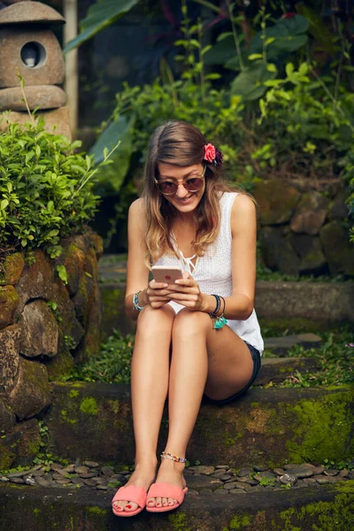 Καυκάσια Νεαρή Γυναίκα Που Χρησιμοποιεί Σύγχρονο Smartphone Στον Ανατολίτικο Κήπο — Φωτογραφία Αρχείου
