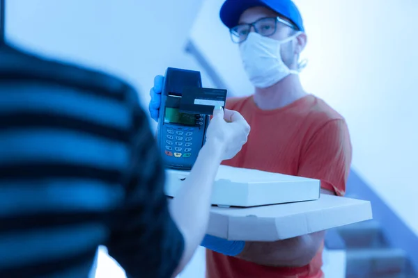 Repartidor Con Máscara Protectora Sujetando Caja Pizza Terminal Tarjeta Crédito — Foto de Stock