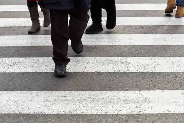 Άνθρωποι Σταυροδρόμι Και Ασφαλτοστρωμένο Δρόμο Αστικό Περιβάλλον — Φωτογραφία Αρχείου