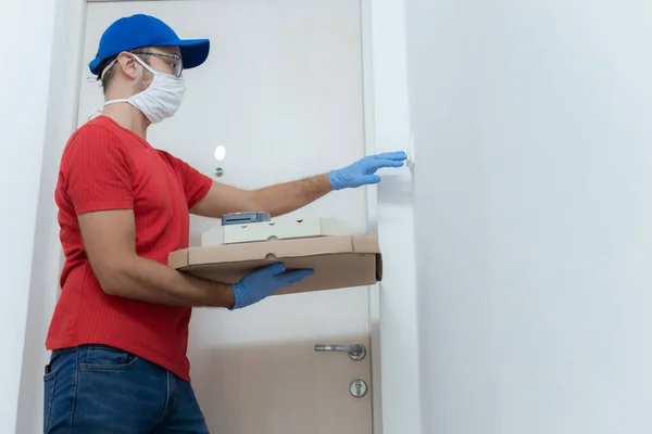 Repartidor Con Máscara Protectora Sosteniendo Caja Pizza Puerta — Foto de Stock