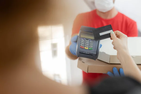 Repartidor Con Máscara Protectora Sujetando Caja Pizza Terminal Tarjeta Crédito — Foto de Stock