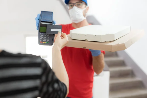 Repartidor Con Máscara Protectora Sujetando Caja Pizza Terminal Tarjeta Crédito — Foto de Stock