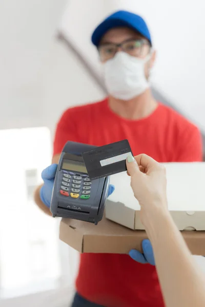 Repartidor Con Máscara Protectora Sujetando Caja Pizza Terminal Tarjeta Crédito — Foto de Stock