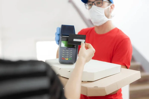 Repartidor Con Máscara Protectora Sujetando Caja Pizza Terminal Tarjeta Crédito — Foto de Stock