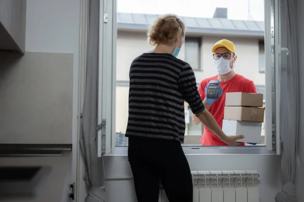 Delivery Guy Medical Mask Packages Woman Paying Contactless Credit Card — Stock Photo, Image