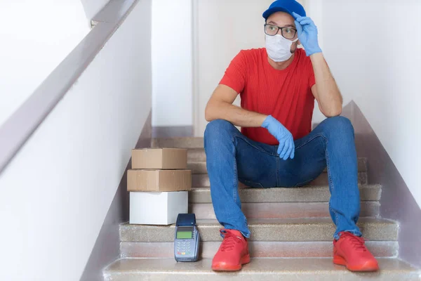 Mensajero Con Máscara Médica Protectora Guantes Que Tienen Una Entrega — Foto de Stock