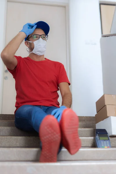 Mensajero Con Máscara Médica Protectora Guantes Que Tienen Una Entrega — Foto de Stock