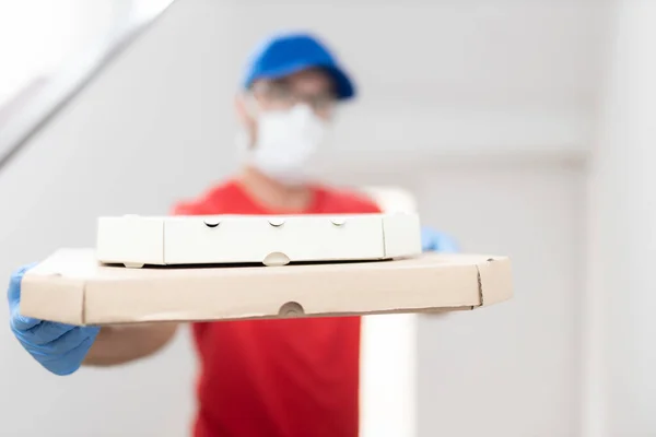 Repartidor Con Máscara Protectora Sosteniendo Caja Pizza Puerta — Foto de Stock