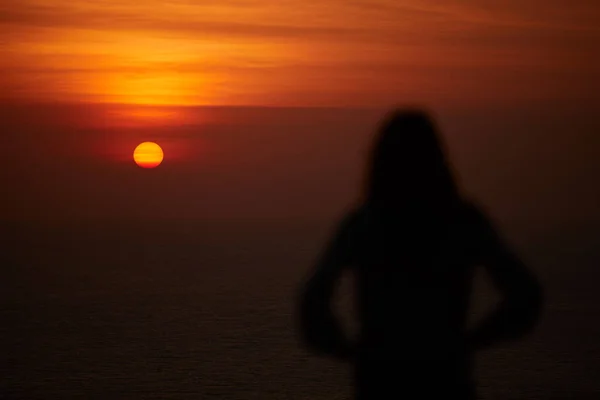 Silhouette Une Femme Avec Coucher Soleil Tropical Dessus Océan — Photo