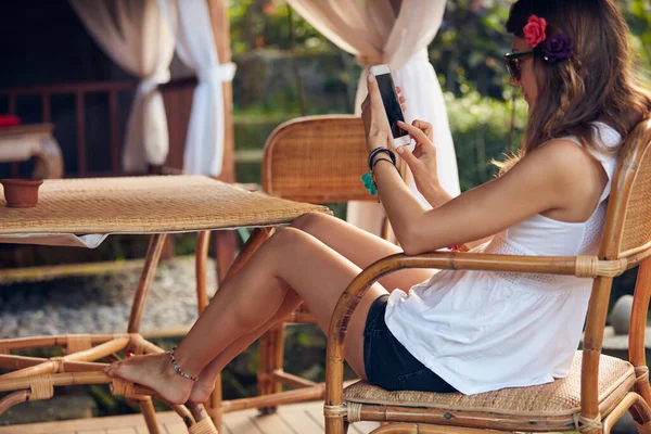 Blanke Vrouw Met Behulp Van Mobiele Telefoon Een Tuin Pation — Stockfoto
