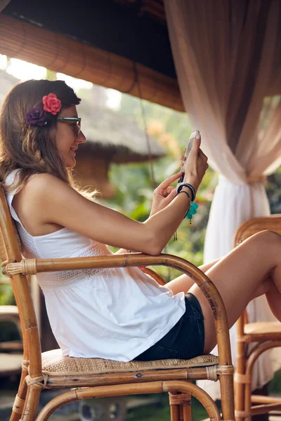 Mujer Caucásica Usando Teléfono Celular Jardín Pation Verano — Foto de Stock