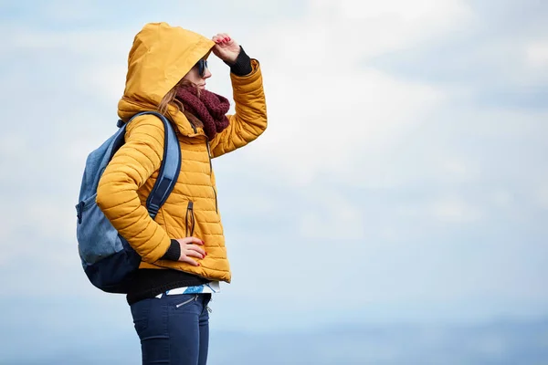 Одна Жінка Зимовою Курткою Шарфом Робить Відпочинок Відкритому Повітрі — стокове фото