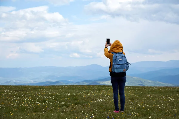 Una Donna Che Utilizza Cellulare Grande Prato Paesaggio Vista Dall — Foto Stock