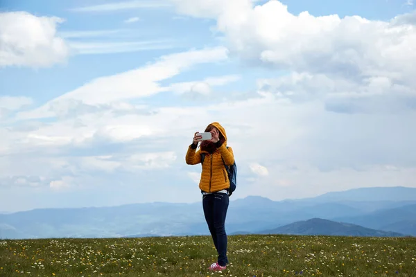 Femeie Care Folosește Telefonul Mobil Pajiște Mare Peisaj Vedere Munte — Fotografie, imagine de stoc