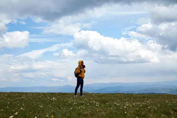 Una Donna Grande Prato Paesaggio Vista Dall Alto Montagna — Foto Stock