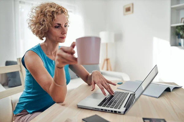 Freelancer Mulher Moderna Usando Laptop Com Café Manhã Uma Mesa — Fotografia de Stock