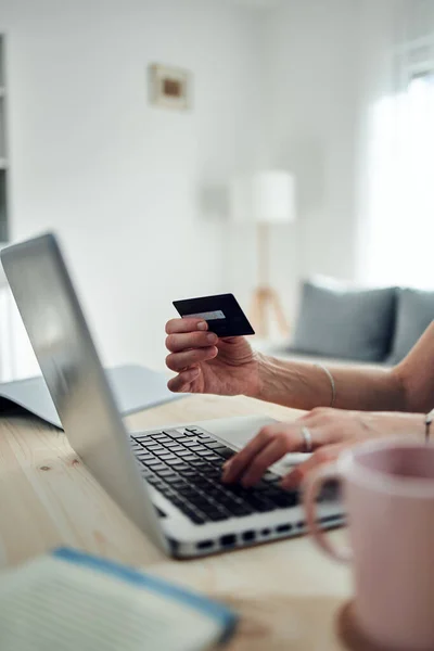 Mulher Segurando Cartão Crédito Compras Line Com Laptop Moderno — Fotografia de Stock