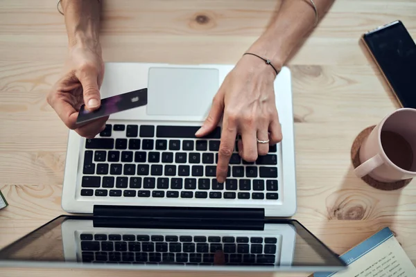 Mulher Segurando Cartão Crédito Compras Line Com Laptop Moderno — Fotografia de Stock