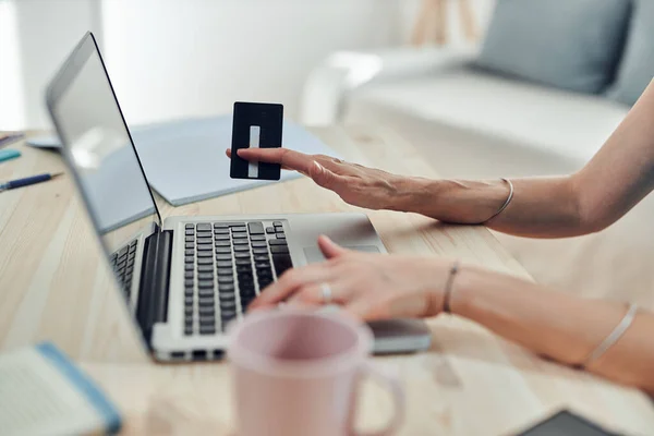 Vrouw Met Kredietkaart Online Kopen Met Een Moderne Laptop — Stockfoto