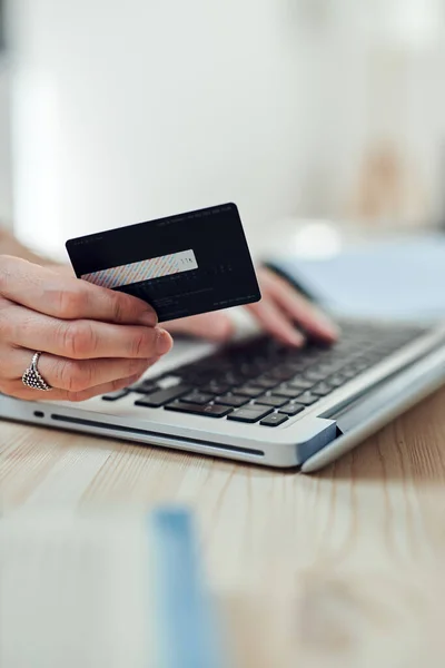 Mulher Segurando Cartão Crédito Compras Line Com Laptop Moderno — Fotografia de Stock