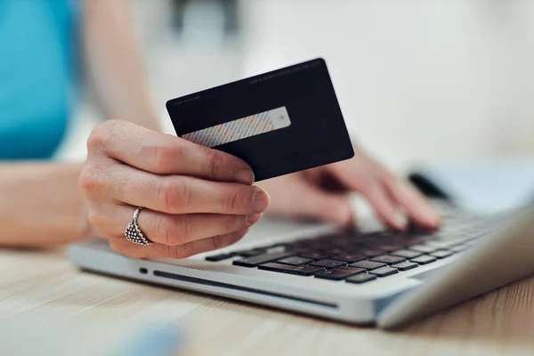 Mulher Segurando Cartão Crédito Compras Line Com Laptop Moderno — Fotografia de Stock