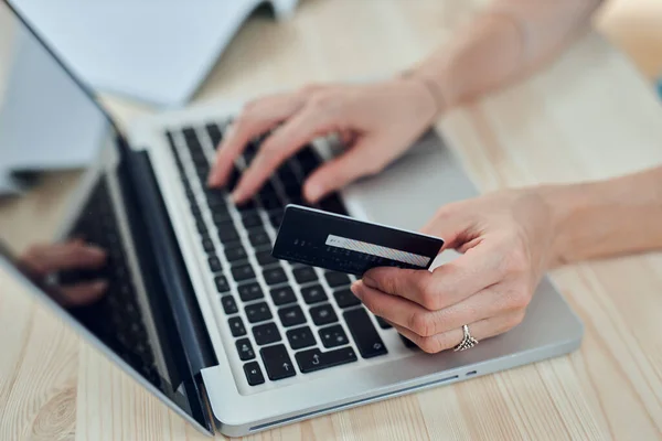 Vrouw Met Kredietkaart Online Kopen Met Een Moderne Laptop — Stockfoto