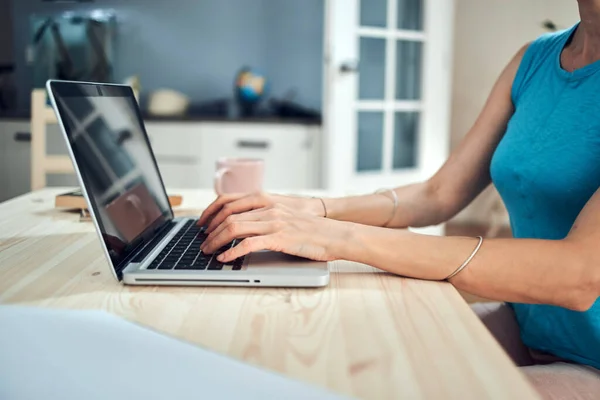 Mujer Trabajando Desde Casa Usando Laptop Notebook Concepto Freelance Moderno —  Fotos de Stock