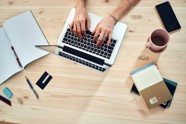 Mujer Trabajando Desde Casa Usando Laptop Notebook Concepto Freelance Moderno — Foto de Stock