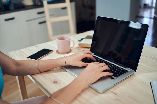 Жінка Працює Дому Використовуючи Ноутбук Блокнот Сучасну Концепцію Фрілансу — стокове фото