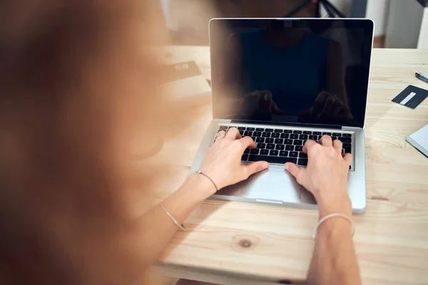 Жінка Працює Дому Використовуючи Ноутбук Блокнот Сучасну Концепцію Фрілансу — стокове фото