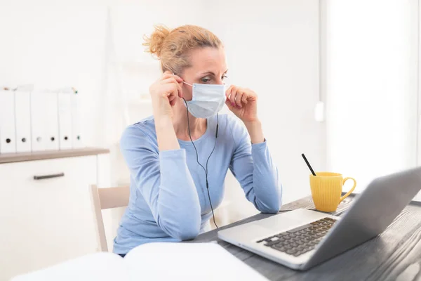 Online Leraar Met Een Beschermend Masker Bijles Het Internet Problemen — Stockfoto