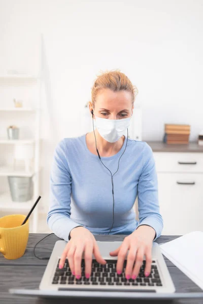 Profesor Línea Con Una Máscara Protectora Tutoría Través Internet Problemas — Foto de Stock