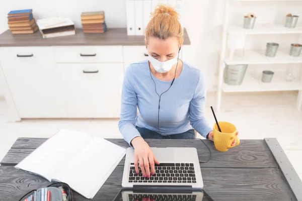 Profesor Línea Con Una Máscara Protectora Tutoría Través Internet Problemas — Foto de Stock