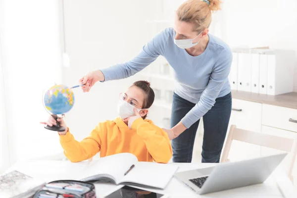 家庭教育 家庭教育 家庭教師 母親とウイルス インフルエンザ 季節性パンデミックの時に保護マスクを持つ子供の家 — ストック写真
