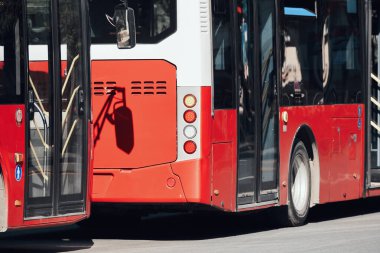 Şehir sokaklarında toplu taşıma otobüsü.