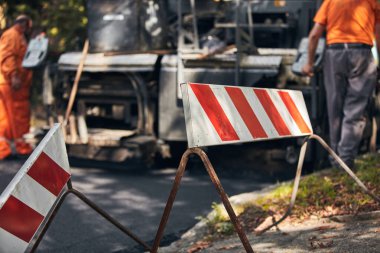 Ağır makinelerle kamu caddesi yeniden yapılandırması.