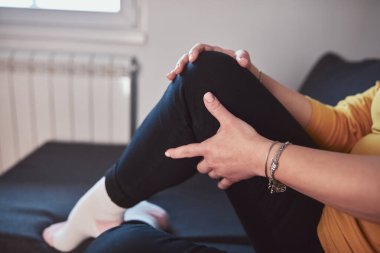 Dizi ağrıyan ve bacağı yaralı bir kadın..