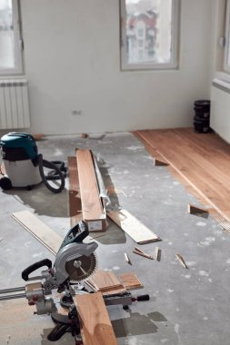 Kaplamalı ahşap zemin kesmek için dairesel testere.