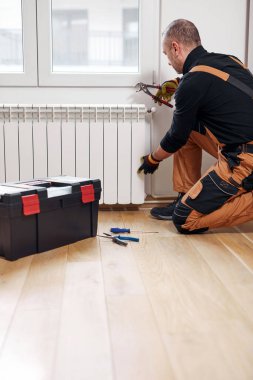 Merkezi ısıtma teknisyeni ve tamirci ev radyatörü, gaz krizi ve mevsimsel sorunları tamir ediyor.