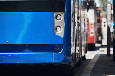 Şehir sokaklarında toplu taşıma için mavi otobüs.