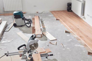 Kaplamalı ahşap zemin kesmek için dairesel testere.