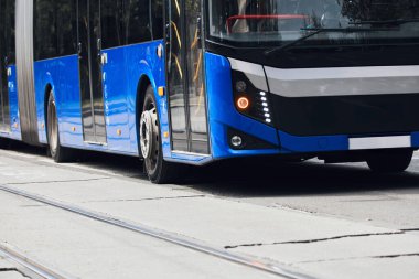 Şehir sokaklarında toplu taşıma için mavi otobüs.