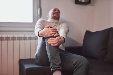 Dizi ağrıyan ve bacağı yaralı bir adam var..