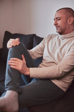 Dizi ağrıyan ve bacağı yaralı bir adam var..