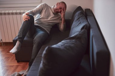 Dizi ağrıyan ve bacağı yaralı bir adam var..